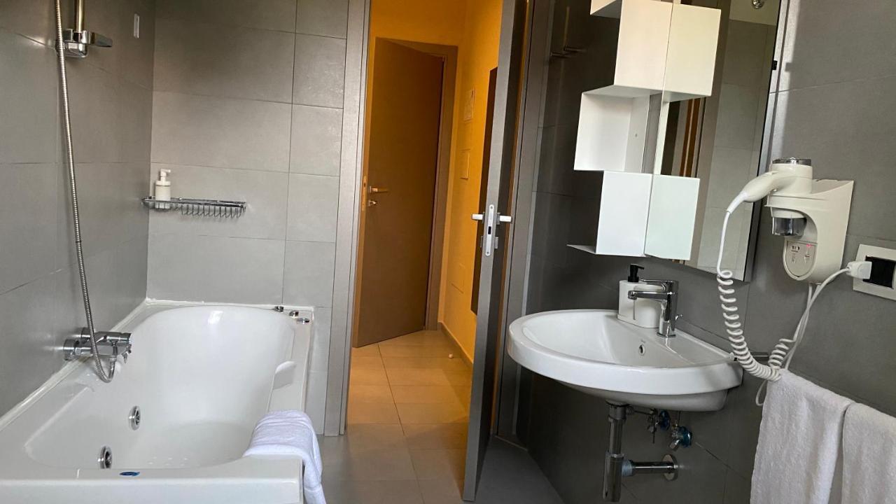 פומיליאנו ד'ארקו Victoria Hotel מראה חיצוני תמונה