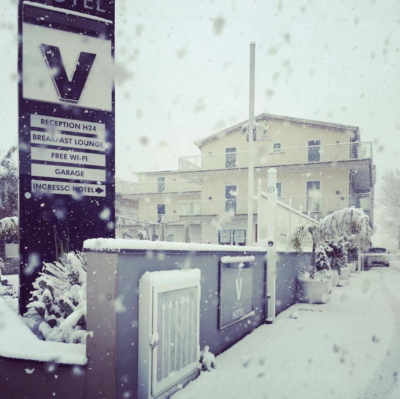 פומיליאנו ד'ארקו Victoria Hotel מראה חיצוני תמונה